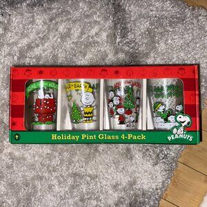 SET‎ OF 4 PEANUTS GLASSES 10oz SNOOPY/CHARLIE BROWN HOLIDAY GLASSES- NEW IN BOX